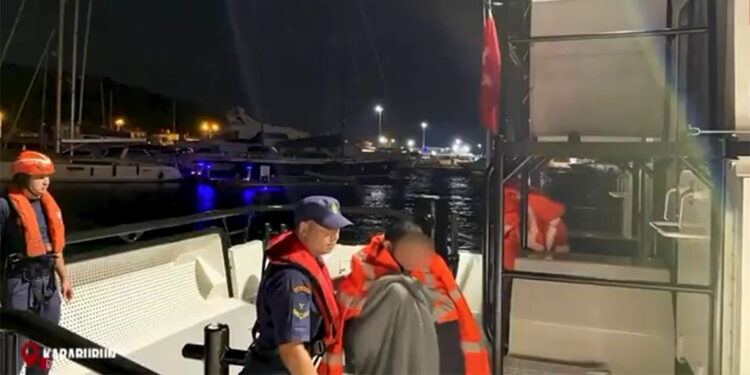 Karaburun'da batan teknede 3 kişi kurtarıldı