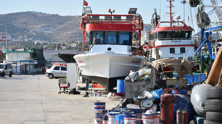 Balıkçılar, av sezonu öncesi ağlarını ve teknelerini tamir ediyor