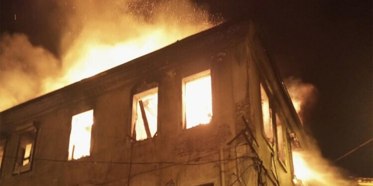 Balıkesir'deki yangında 2 katlı tarihi bina kullanılamaz hale geldi