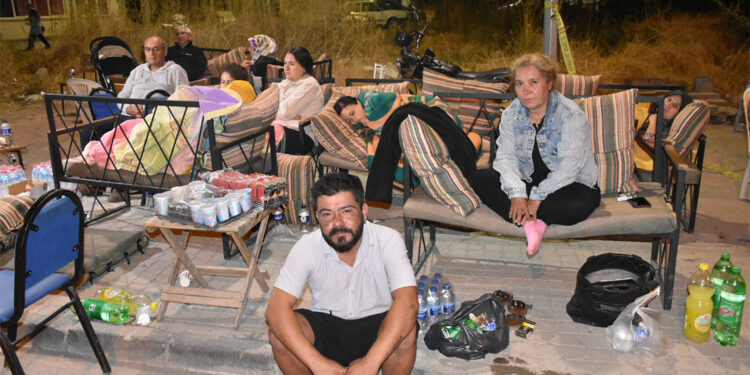 Balıkesirliler geceyi sokakta geçirdi