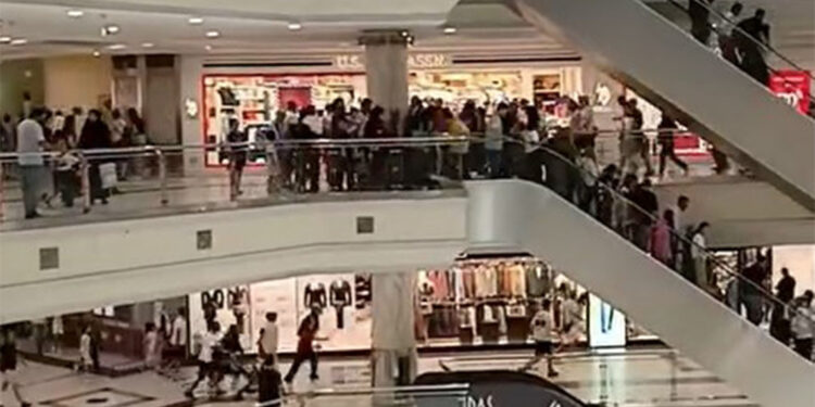 Depreme AVM'de yakalananların panik anları görüntülendi