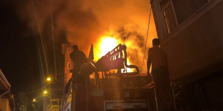 Balıkesir'de alevler arasında kalan 2 ev kül oldu