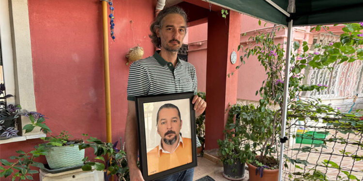 Balkonunda saçma ile yaralanıp, 4 yıl sonra ölen doktorun kardeşi adalet istiyor