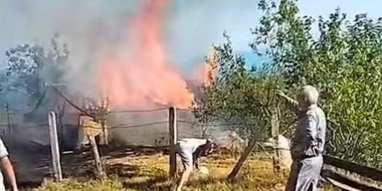 Ulus'ta çıkan 2 samanlık ve 1 anız yangını söndürüldü