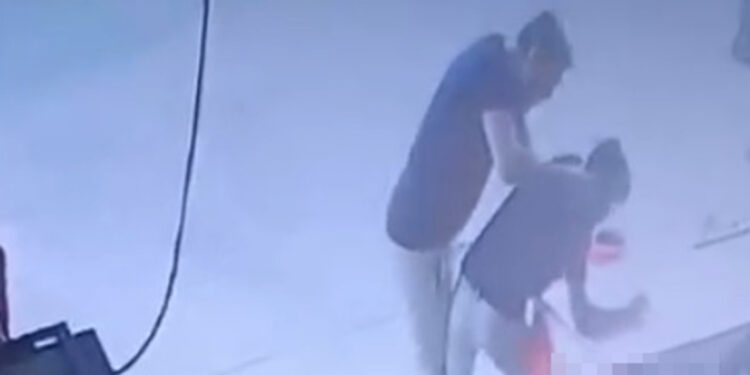 Gece bekçisi market çırağını darbetti