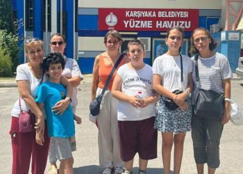 Yüzme eğitimi alan otizmli çocuklara yüzme dersi iptaline tepki