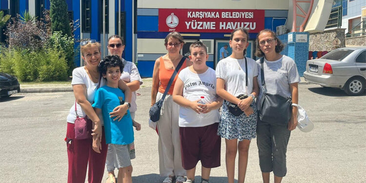 Yüzme eğitimi alan otizmli çocuklara yüzme dersi iptaline tepki