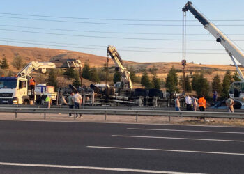 Beton mikseri otomobilin üzerine devrildi; 6 yaralı