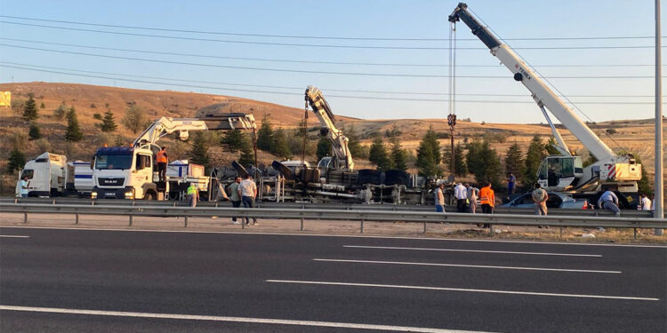 Beton mikseri otomobilin üzerine devrildi; 6 yaralı