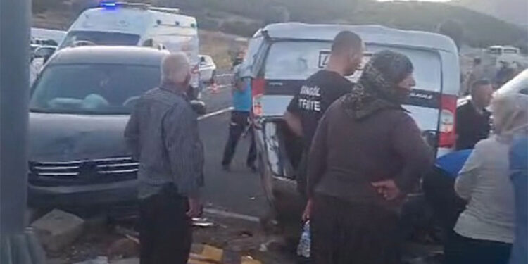 Bingöl'de iki hafif ticari araç çarpıştı