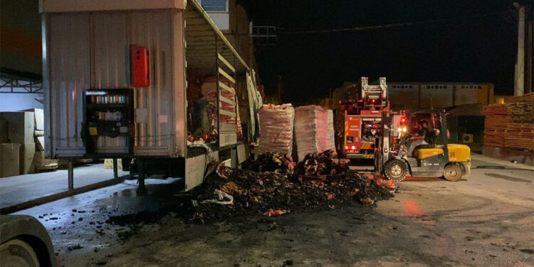 Mangal kömürü yüklü TIR'da yangın çıktı