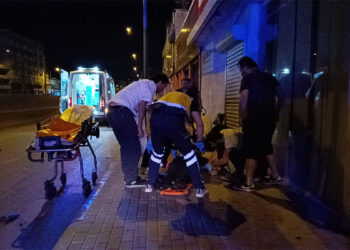 Bursa'da motosiklet kaldırıma çarptı: 2 yaralı