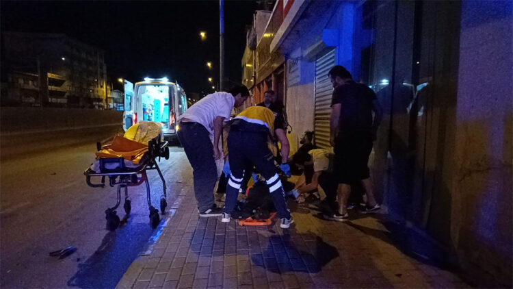 Bursa'da motosiklet kaldırıma çarptı: 2 yaralı