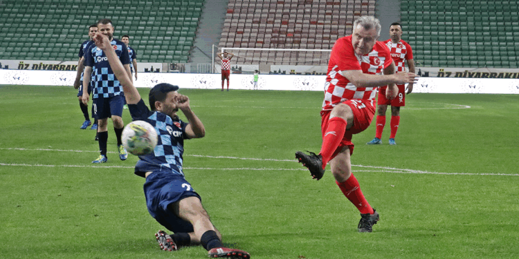 Bakan Bak, Diyarbakır'da dostluk maçına çıktı