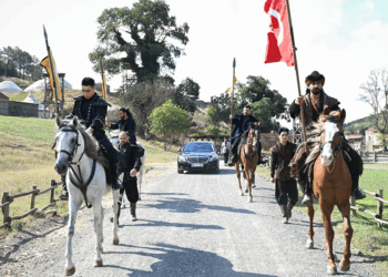 Bakan Ersoy, İstanbul'daki film platosunu ziyaret etti