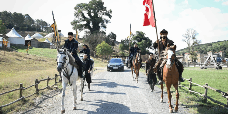 Bakan Ersoy, İstanbul'daki film platosunu ziyaret etti