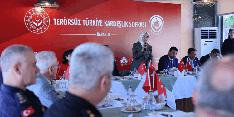 Bakan Göktaş, 'Terörsüz Türkiye Kardeşlik Sofrası'nda Karabüklülerle buluştu