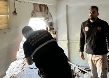 Bakan Kurum duyurdu! 1 yıkık, 13 ağır, 61 az hasarlı yapı tespit edildi