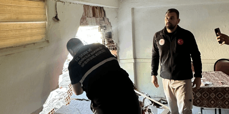 Bakan Kurum duyurdu! 1 yıkık, 13 ağır, 61 az hasarlı yapı tespit edildi