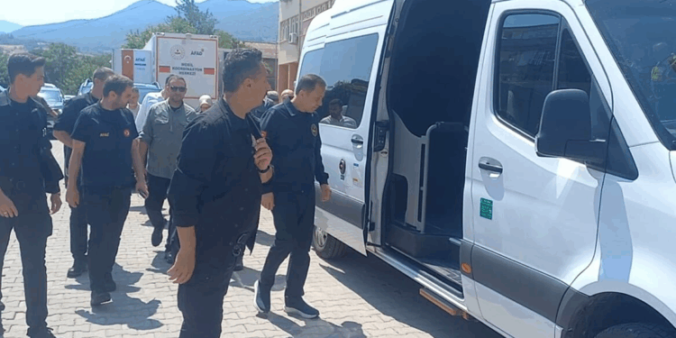 Bakan Yerlikaya, depremin vurduğu Balıkesir'de