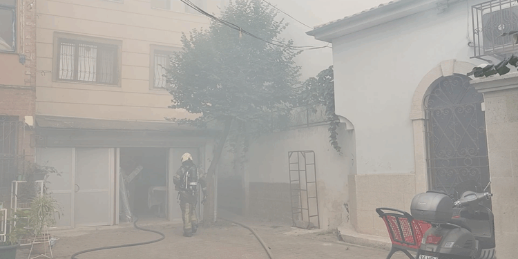 Balat'ta tarihi hamamda yangın çıktı; vatandaşlar hortumla müdahalede etti