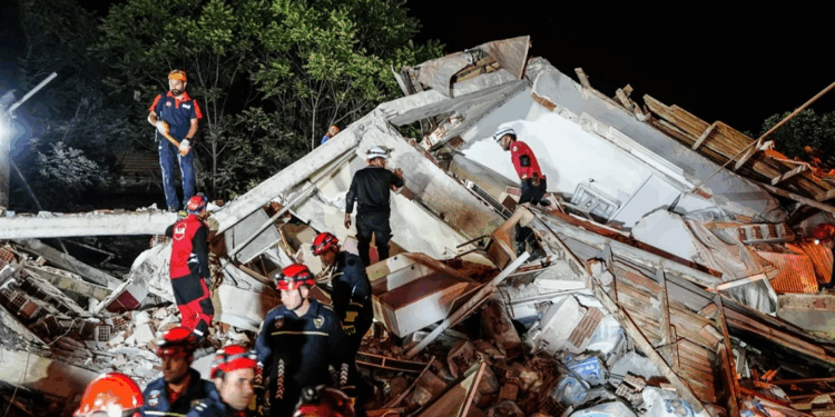 Balıkesir, gece boyu sallandı! Sındırgı'da artçı sayısı 100'ü aştı