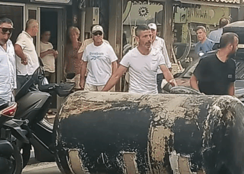Balıkesir'de kuvvetli rüzgar, 4 tonluk su deposu caddeye düştü