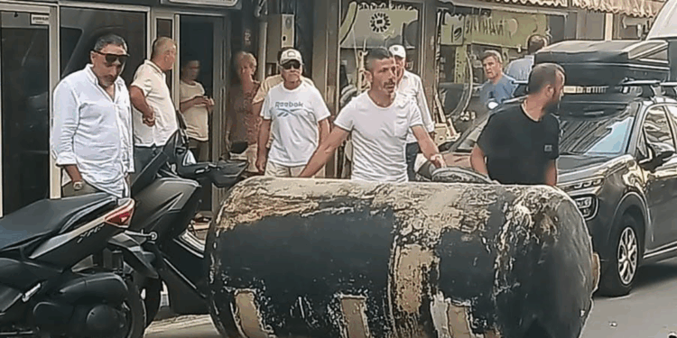 Balıkesir'de kuvvetli rüzgar, 4 tonluk su deposu caddeye düştü