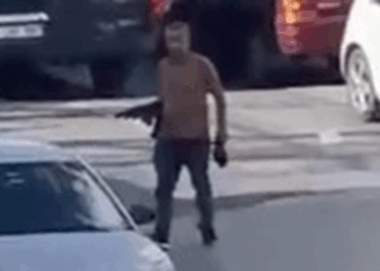 Başakşehir'de pompalı tüfekle sokağa çıktı, yolu kapattı