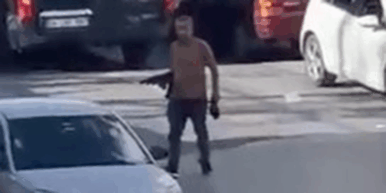 Başakşehir'de pompalı tüfekle sokağa çıktı, yolu kapattı