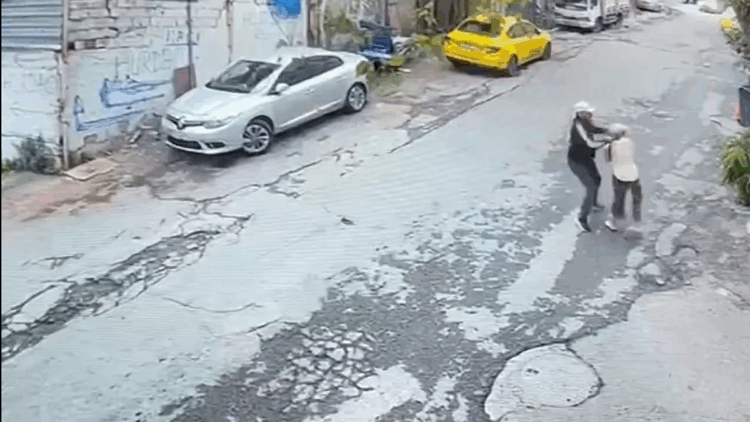 Beyoğlu'nda hastaneye giden kadını gasbetti; o anlar kamerada