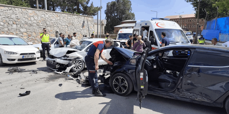 Bitlis'te iki otomobil çarpıştı: 5'i çocuk, 10 yaralı