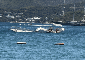 Bodrum'da 10 metrelik ahşap tekne battı