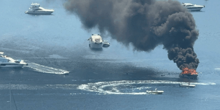 Bodrum'da tekne yangını; 1 kişi kurtarıldı