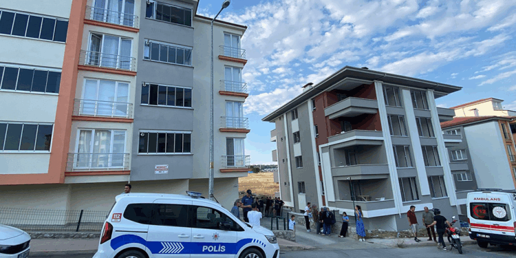 Boşanma aşamasındaki çift, yangın çıkan evde ölü bulundu