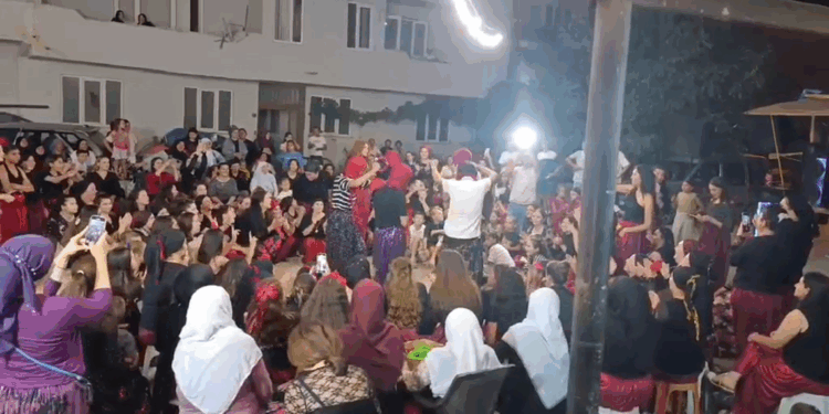 Bursa'da kadınlar, 'Şalvar Gecesi'nde eğlendi