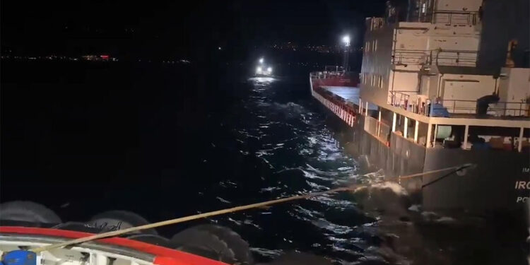 Makine arızası yapan Vanuatu bayraklı kuru yük gemisi demirledi