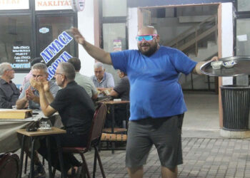 Çay dağıtırken yaptığı danslarla fenomen oldu