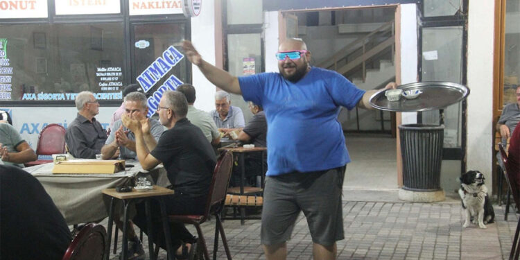 Çay dağıtırken yaptığı danslarla fenomen oldu