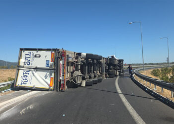 Çay yüklü TIR devrildi, otoyol kavşağı 3 saat trafiğe kapandı