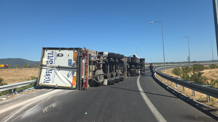 Çay yüklü TIR devrildi, otoyol kavşağı 3 saat trafiğe kapandı