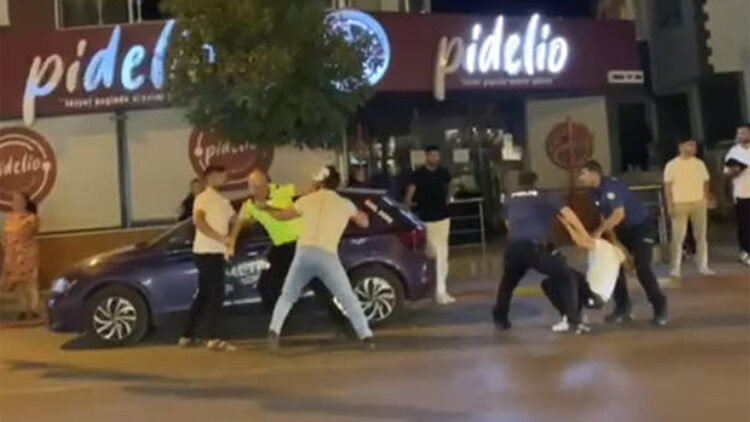 Ceza yazan polise saldırdılar