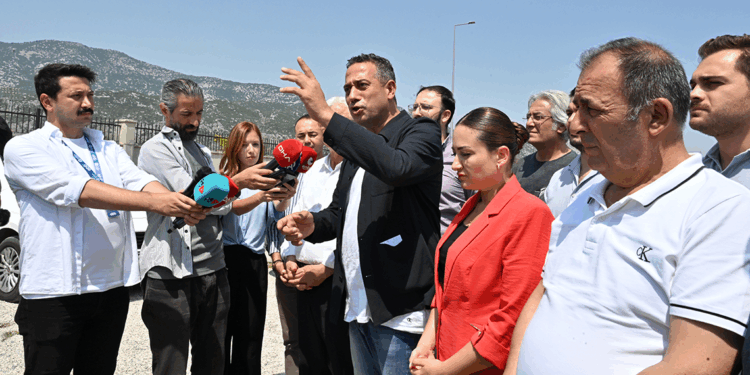 CHP'li Başarır, Muhittin Böcek'i cezaevinde ziyaret etti