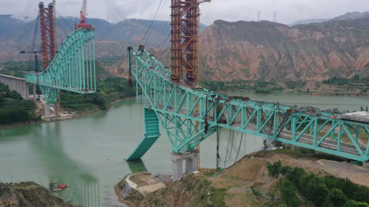 Çin'de inşaat halindeki köprü çöktü