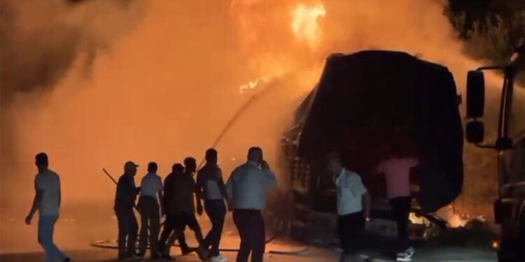 Çöp atığı yüklü TIR'da yangın