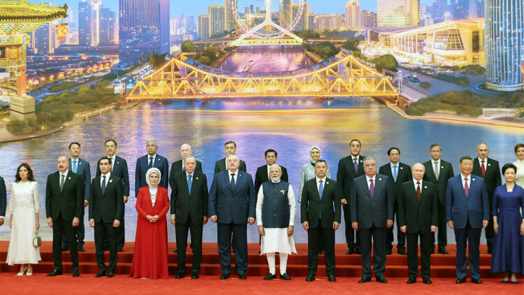 Erdoğan'dan, ŞİÖ zirvesinde liderle aile fotoğrafı!