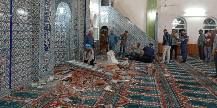 Camide duvardan kopan sıva ve tuğla parçaları üzerlerine düştü: 1 ölü, 1 yaralı