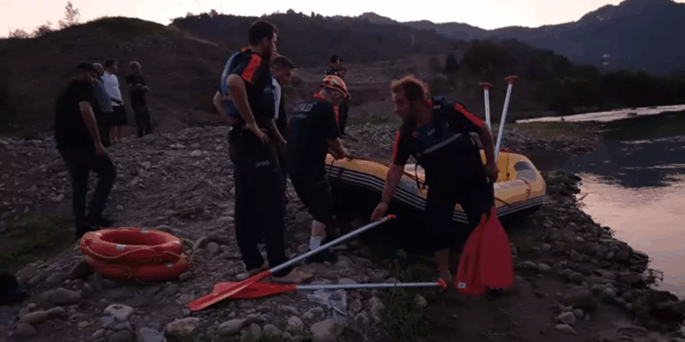 Çayda avlanırken mahsur kalan 2 balıkçı kurtarıldı