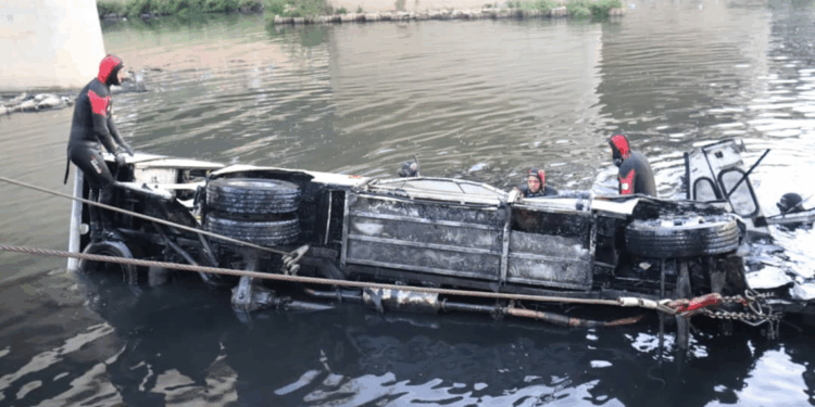 Cezayir'de yolcu otobüsü nehre düştü: 18 kişi hayatını kaybetti