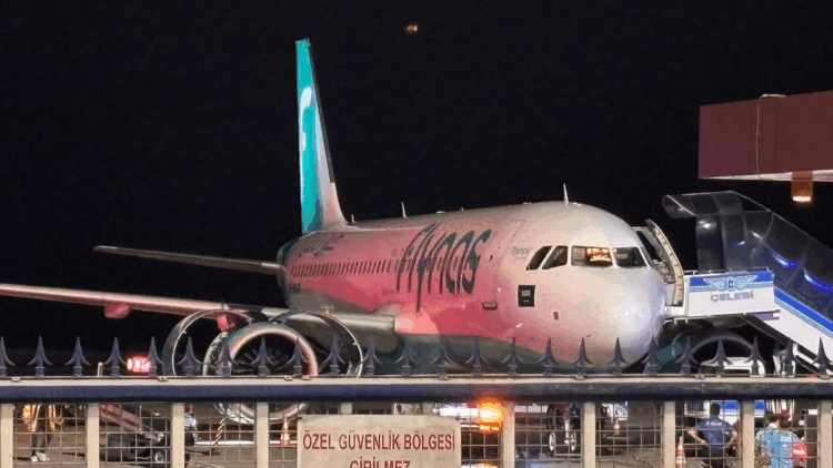 Cidde seferi için havalanan uçak, motor arızası yaptı